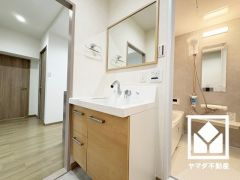 収納付きでスッキリお使い頂ける洗面台です。洗面ボウルが広めなので、忙しい朝でも身支度がしやすく時短になります。
