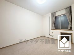 約6帖の洋室です。全居室に窓がございます。明るい陽光がたっぷり差し込む心地よい生活空間です。