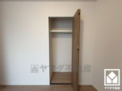 クローゼットは奥行きがあるので、収納力も申し分ありません。