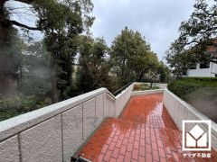 リビングだけでなく、ランドリールームへも直接出入りできる2WAYキッチンとなっています。風通しが良く、家事動線にも配慮された設計です。