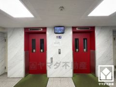 複数基のエレベーターを設置し、待ち時間を短縮。快適な住まいへのアクセスをスムーズに。防犯カメラが設置されておりセキュリティに配慮されています。