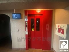 エレベーター直結の便利な動線設計。重い荷物やベビーカーでも移動しやすい快適な住まい。