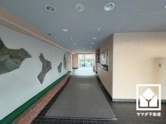 心地よい空間が広がる、清潔で美しいロビー。
