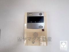 突然の来訪時でも安心なモニター付きインターホンを完備。お留守番中のお子様でも簡単に来訪者の確認ができます。