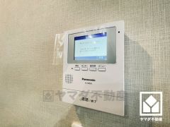 突然の来訪時でも安心なモニター付きインターホンを完備。お留守番中のお子様でも簡単に来訪者の確認ができます。