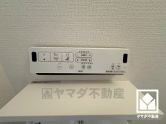 温水洗浄便座付きで、季節を問わずいつでも温かい便座をお使いいただけます。