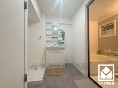 小さなお子様のお風呂上りもこのスペースがあればゆったりとして頂けます。室内洗濯機置場がございますので、天候に左右されず洗濯していただけます。