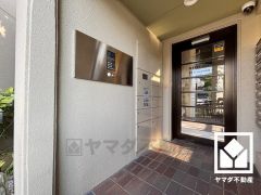 宅配ボックスも完備しています。留守でも安心、荷物の受け取りをスムーズに。