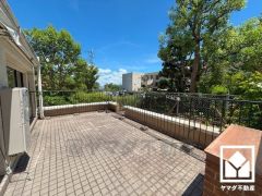 南東向きテラス付きで陽当たり、風通し良好。緑に囲まれたテラスで、陽射しを感じながら贅沢な時間を過ごすことができます。