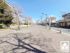 周辺はデザインの統一されたマンションが立ち並び、電柱の地中化が行われた開放的で美しい景観が広がっています。