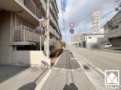 JR福知山線「尼崎」駅まで徒歩約15分、阪神電鉄本線「尼崎」駅まで徒歩約19分の立地。