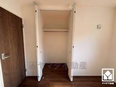 新たに家具を買わなくても良いので、ハンガーパイプ付きのクローゼットは嬉しいですね。