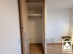 クローゼットは奥行きがあるので、収納力も申し分ありません。