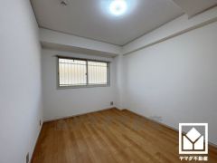 大きな窓からは明るい光が降り注ぎます。柔らかな光が差し込むお部屋で、快適で落ち着いた生活をお送りいただけます。