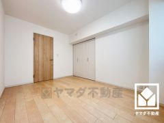 西側洋室です。お子様のお部屋などにも丁度良い広さです。