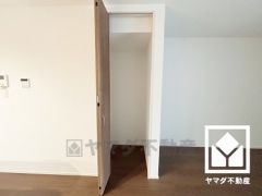 リビングにも収納があり、日用品のストックなどを収納可能。住空間を広々お使いいただけます。