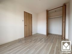 お子様のお部屋などにも丁度良い広さです。大きなクローゼット付きで整理整頓しやすいです。