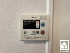 お湯はりスイッチを押し、給湯栓を開けてお湯はりをすると、設定した湯量でお湯が自動的に止まるオートストップ機能付き。（給湯栓は開いたままなので、必ず閉めてください）
