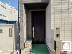 玄関ドアには防犯性と利便性を両立したカードキー付システムドア「CAZAS」を採用。