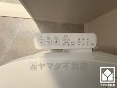 温水洗浄便座付きで、季節を問わずいつでも温かい便座をお使いいただけます。ご成約でヤマダポイントプレゼント中です。お問合せお待ちしております。