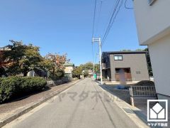 前面道路幅員約6.7mとゆったりとした広さがあるのでファミリーカー等の車の出入れも楽にできます。