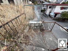 前面道路にて都市ガス・上下水道ございます。プロパンガスと比べて料金がやすいため、日々のランニングコストを抑えることができます。