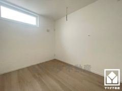 約3.8帖の2階洋室です。室内物干しが設置されており、天候に関係なくお洗濯物を干していただけます。花粉・黄砂の多い日も安心です。