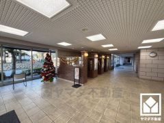 広々とした明るいロビー。綺麗に整備されており、帰宅時や来客時にも気持ちの良い空間です。