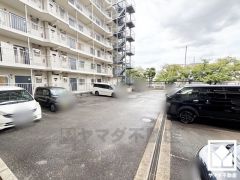 「ファミリーマート尼崎南塚口町」まで徒歩3分、「ジャパン塚口店」まで徒歩9分、「業務スーパー塚口店」まで徒歩10分など、お買い物施設が徒歩圏内に複数あり便利な住環境です。