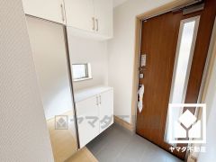 玄関にはシューズボックスを完備。家族の靴もしっかり収納できるので、玄関がいつも片付き、気持ちよくお客様を迎えられます。お出かけの前のチェックにも便利な鏡付きです。