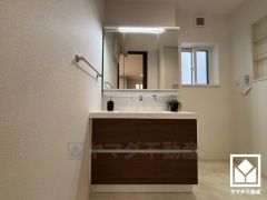 収納付きでスッキリお使い頂ける3面鏡の洗面台です。洗面ボウルが広めなので、忙しい朝でも身支度がしやすく時短になります。