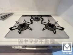 家族のごはん作りがはかどる。同時調理ができる3口コンロ付き。