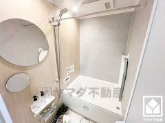 1日の疲れを癒す浴室でゆったりリフレッシュ。ナチュラルな木目調のアクセントパネルは落ち着いた雰囲気を演出してくれます。