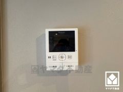 突然の来訪時でも安心なモニター付きインターホンを完備。お留守番中のお子様でも簡単に来訪者の確認ができます。