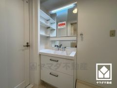 使いやすさが考えられた3面鏡です。