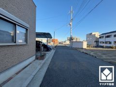 前面道路幅員約6.0mとゆったりとした広さがあるのでファミリーカー等の車の出入れも楽にできます。