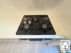 毎日の料理がもっとスムーズに。便利な3口コンロ付きキッチン。