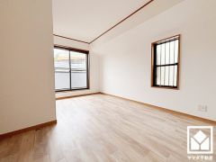 バルコニーにつながるお部屋で、通風・陽当たり良好。