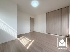 大きなクローゼット付きの洋室で整理整頓しやすいです。
