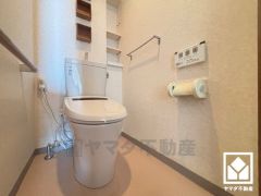 明るく清潔感溢れるトイレです。トイレットペーパーのストックや、小物置きなどとしてもお使いいただける棚が複数ございます。