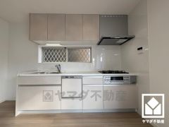 キッチンは空間を有効活用できる壁付けタイプ。窓がございますので、昼間は手元が明るく、お料理がはかどります。