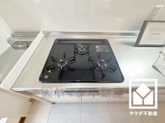 家族のごはん作りがはかどる。同時調理ができる3口コンロ付き。