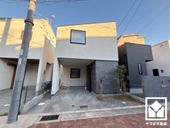 キッチンは対面式。フラットキッチンなので、お料理中でもお子様の様子が分かって安心です。