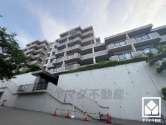 洗練された外観デザインが、住まう誇りを演出。街並みに馴染みながらも、ひときわ目を引く存在感。