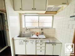 キッチンには窓がございますので、昼間は手元が明るく、お料理がはかどります。