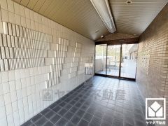 エントランスから始まる、快適な暮らし。オートロック完備の防犯性とデザイン性を両立した、安心の住まい。