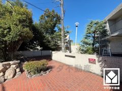 緑に囲まれたエントランスが、都心の喧騒を忘れさせる。自然と調和する、美しい迎賓空間。