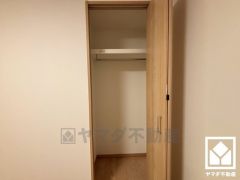 新たに家具を買わなくても良いので、ハンガーパイプ付きのクローゼットは嬉しいですね。