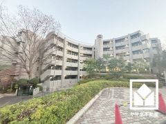 5階建て最上階で前面に視界を遮る高い建物がなく、開放的な景色が広がります。バルコニーから美しい夜景も楽しめるお部屋です。