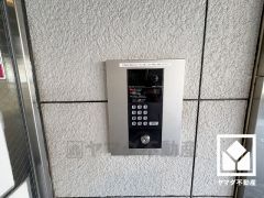 オートロックが備わっており、防犯面に配慮されています。